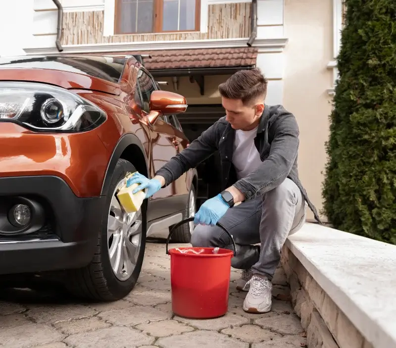 Lavage auto à domicile Fontaine-Couverte : professionnel intervenant sur un véhicule